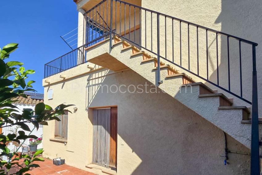 Albons, Àmplia casa amb local comercial i jardí privat a Albons 