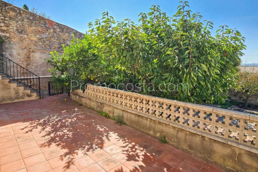Albons, Àmplia casa amb local comercial i jardí privat a Albons 