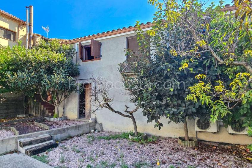 Albons, Àmplia casa amb local comercial i jardí privat a Albons 