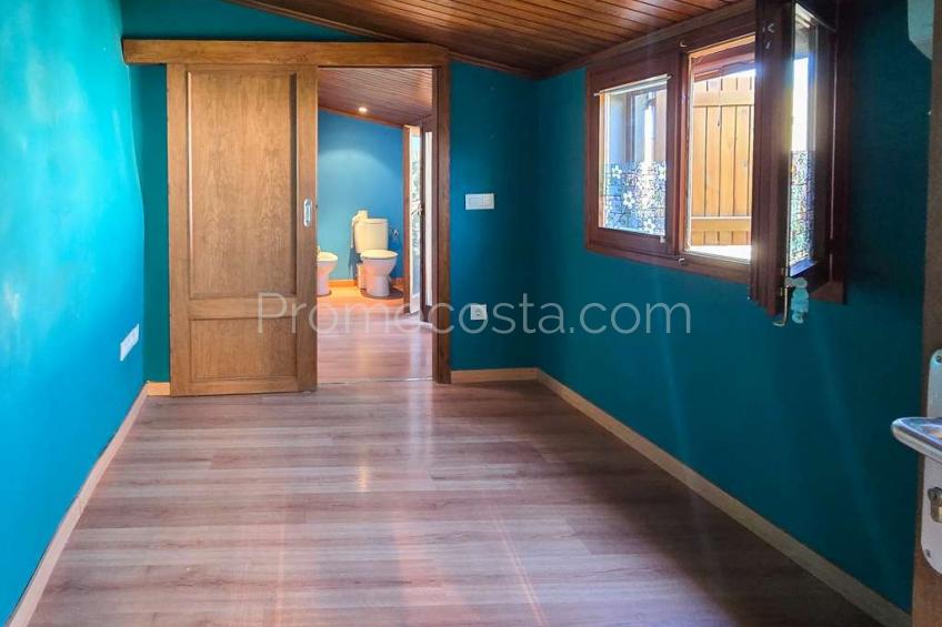 Albons, Àmplia casa amb local comercial i jardí privat a Albons 