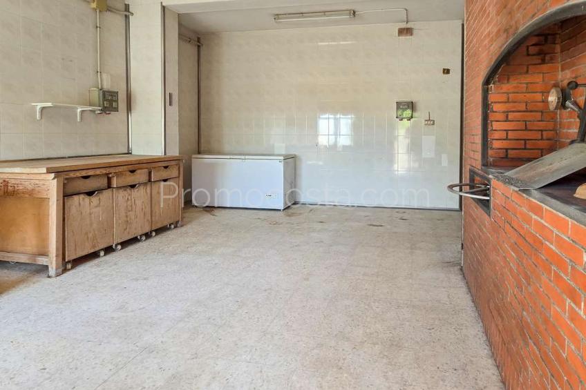 Albons, Àmplia casa amb local comercial i jardí privat a Albons 