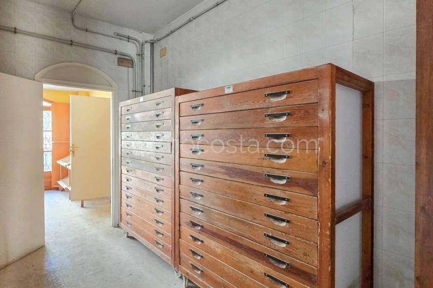 Albons, Àmplia casa amb local comercial i jardí privat a Albons 