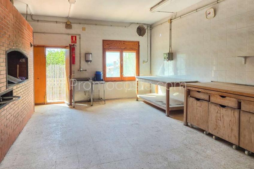 Albons, Àmplia casa amb local comercial i jardí privat a Albons 