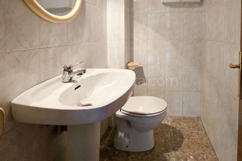 Albons, Àmplia casa amb local comercial i jardí privat a Albons 