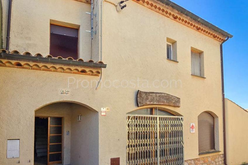 Albons, Àmplia casa amb local comercial i jardí privat a Albons 