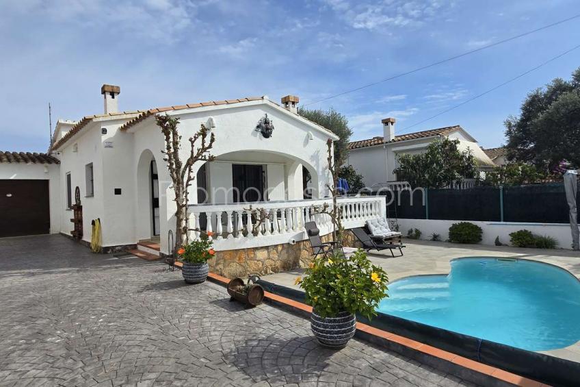 Muy bonita casa de planta baja, con jardín y piscina privada