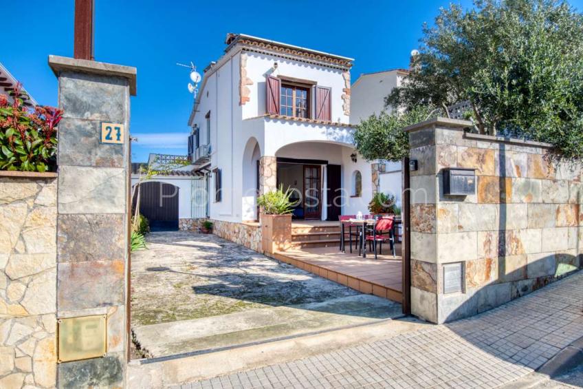 L'Escala, Maison avec licence touristique, située à environ 850m de la plage de Riells