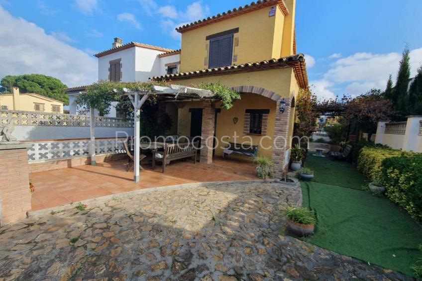 L'Escala, Casa con jardín privado situada a unos 1500m de la playa de Riells