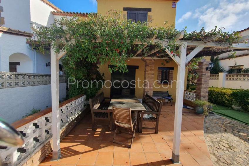 L'Escala, Casa con jardín privado situada a unos 1500m de la playa de Riells