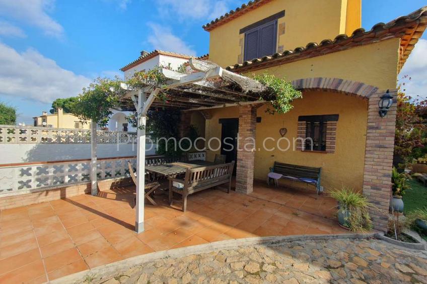 L'Escala, Casa con jardín privado situada a unos 1500m de la playa de Riells