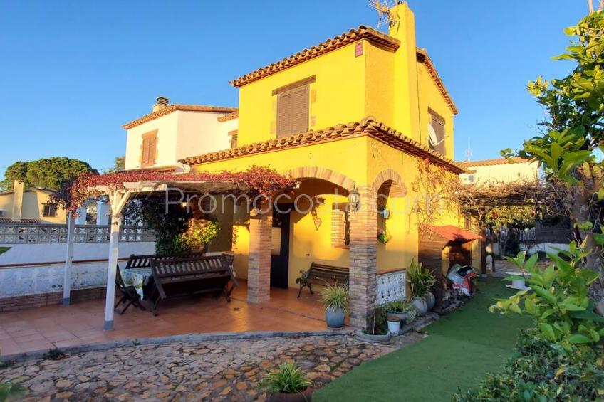 L'Escala, Casa con jardín privado situada a unos 1500m de la playa de Riells