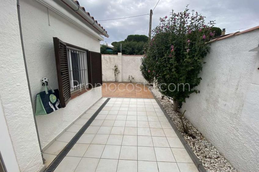 L'Escala, Casa de planta baja, situada a unos 600m de la playa de Riells