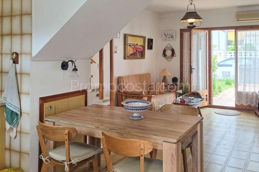 L'Escala, Maison en bon état située à environ 1000 m de la plage du Montgó