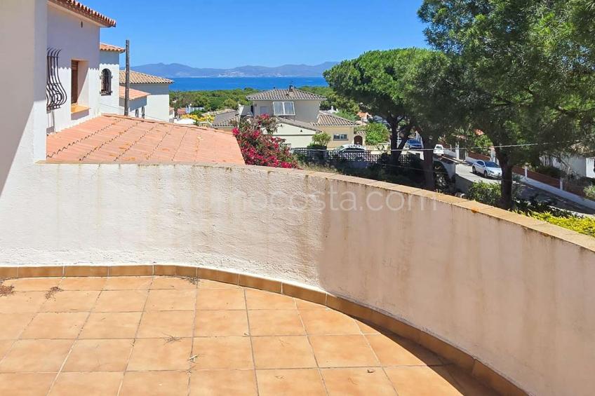 L'Escala, Muy bonita casa con jardín privado y vistas al mar situada en Puig Sec
