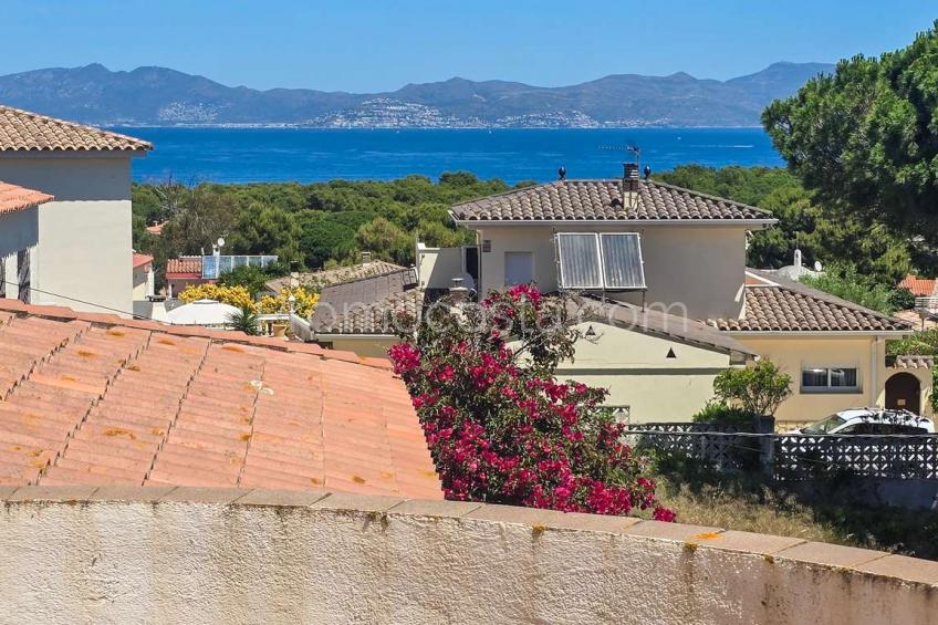 L'Escala, Muy bonita casa con jardín privado y vistas al mar situada en Puig Sec