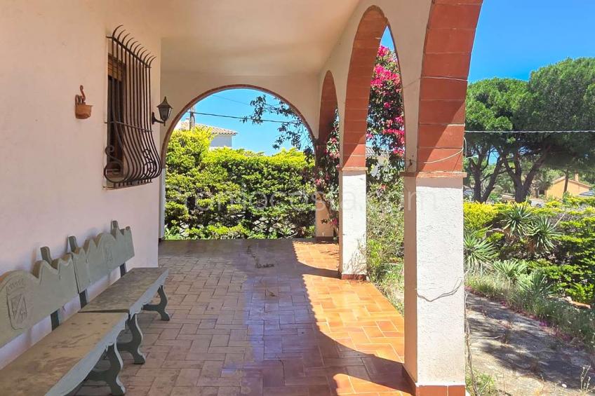 L'Escala, Muy bonita casa con jardín privado y vistas al mar situada en Puig Sec