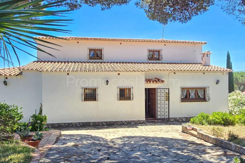 L'Escala, Muy bonita casa con jardín privado y vistas al mar situada en Puig Sec