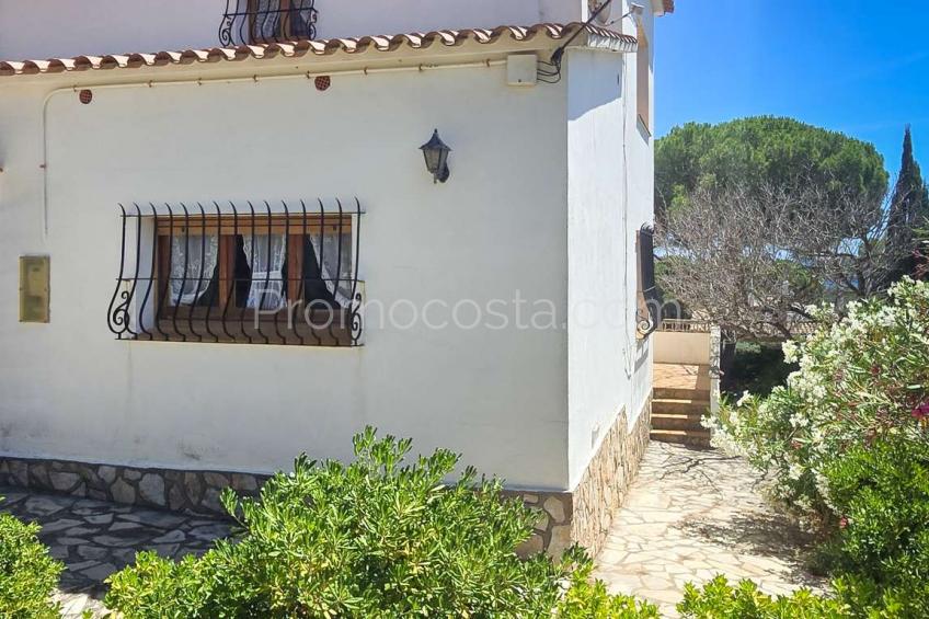 L'Escala, Muy bonita casa con jardín privado y vistas al mar situada en Puig Sec