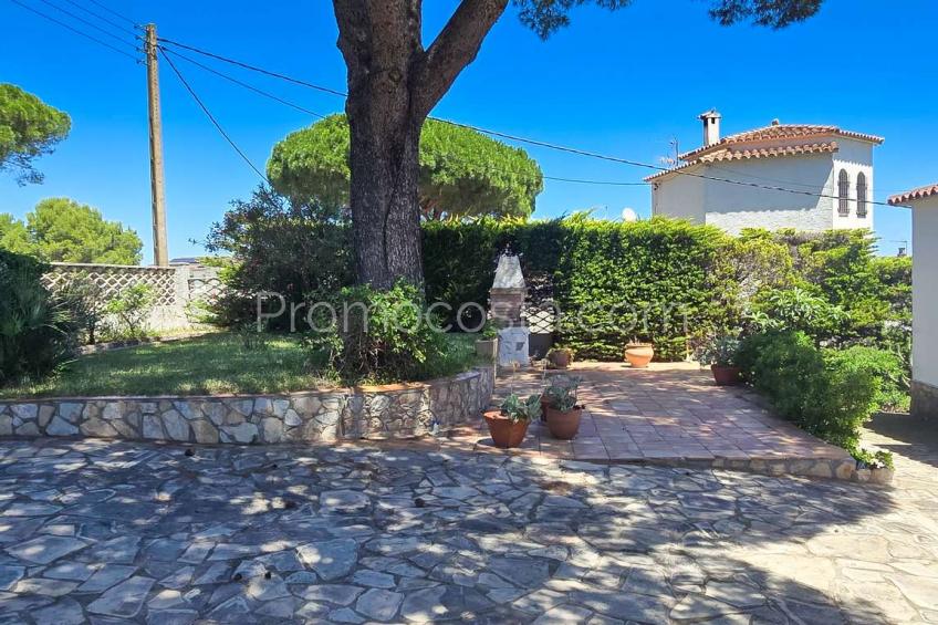 L'Escala, Muy bonita casa con jardín privado y vistas al mar situada en Puig Sec