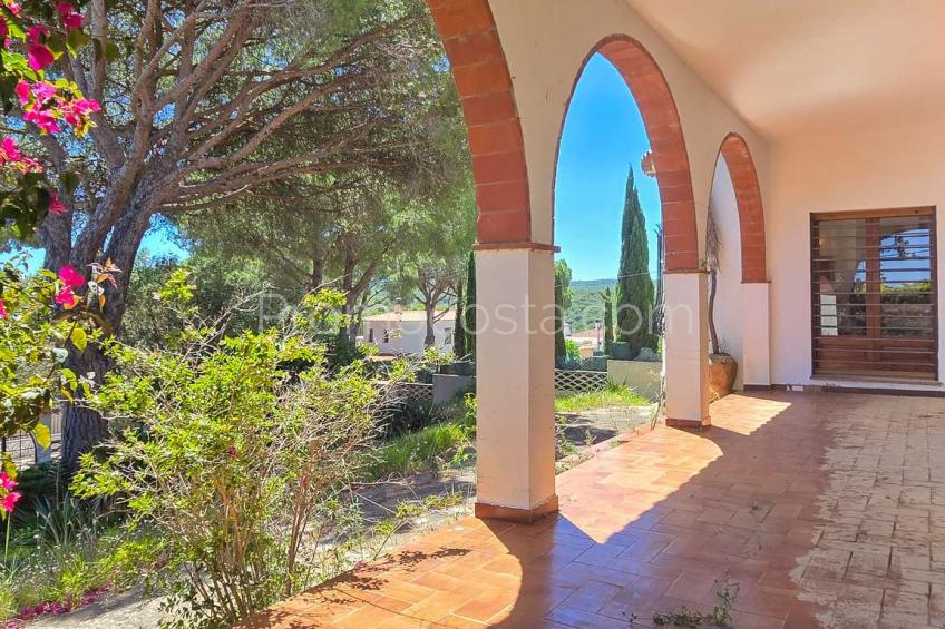 L'Escala, Muy bonita casa con jardín privado y vistas al mar situada en Puig Sec