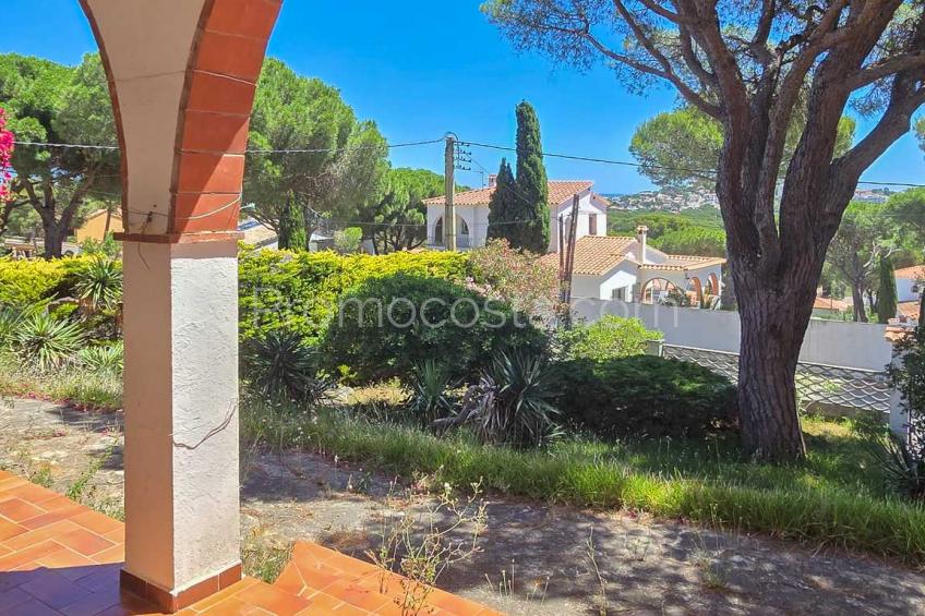 L'Escala, Muy bonita casa con jardín privado y vistas al mar situada en Puig Sec