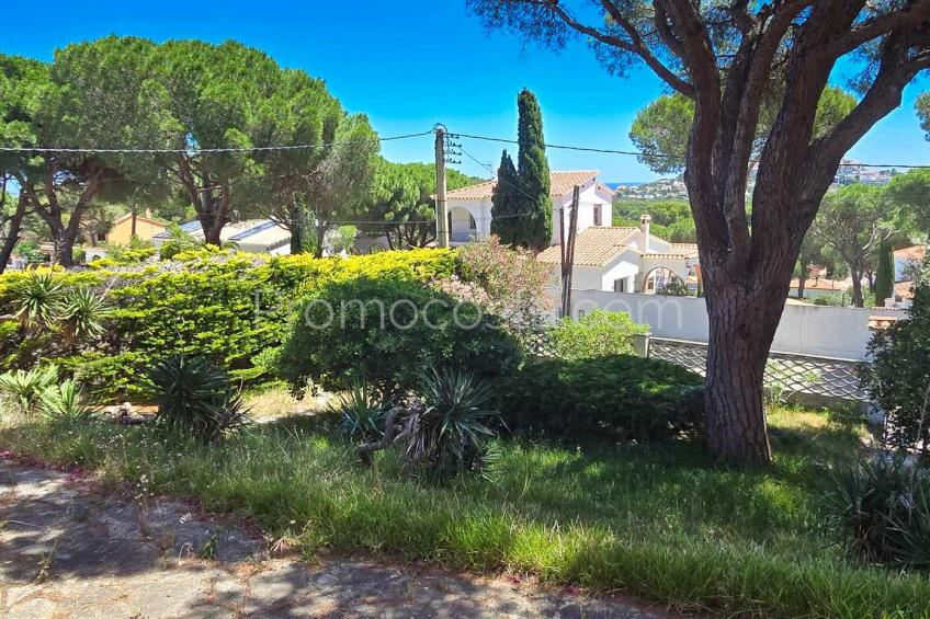 L'Escala, Muy bonita casa con jardín privado y vistas al mar situada en Puig Sec