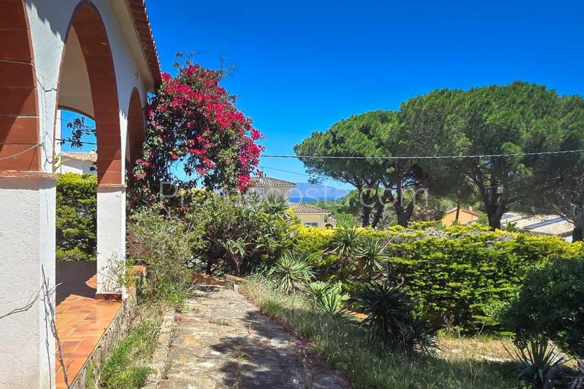 L'Escala, Muy bonita casa con jardín privado y vistas al mar situada en Puig Sec