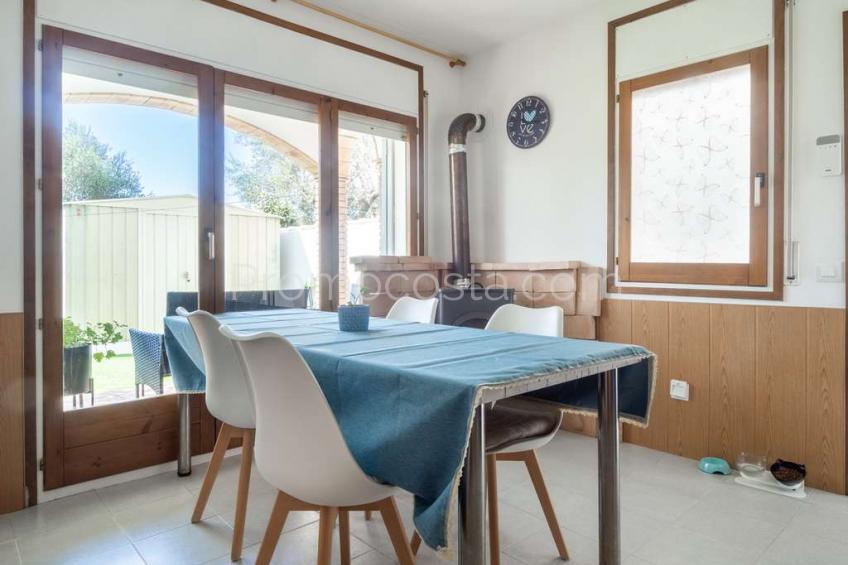 L'Escala, Casa con 4 habitaciones, situada a unos 1100m de la playa de Montgó