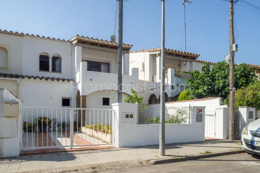 L'Escala, Casa con 4 habitaciones, situada a unos 1100m de la playa de Montgó
