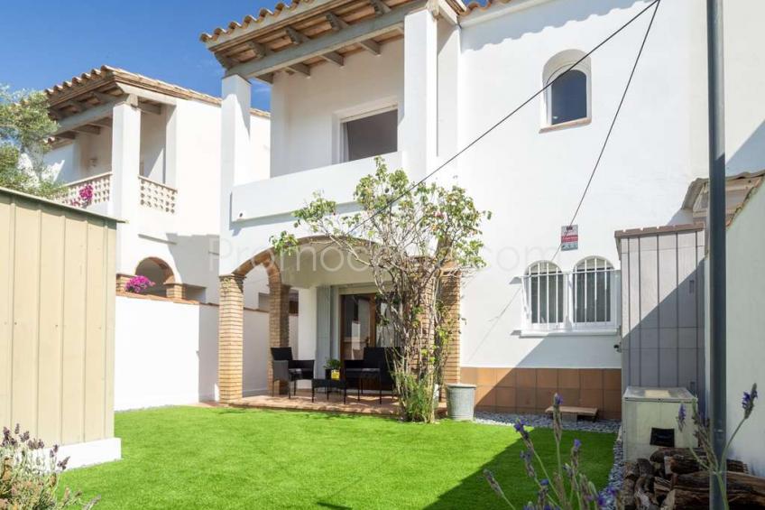 L'Escala, Casa con 4 habitaciones, situada a unos 1100m de la playa de Montgó