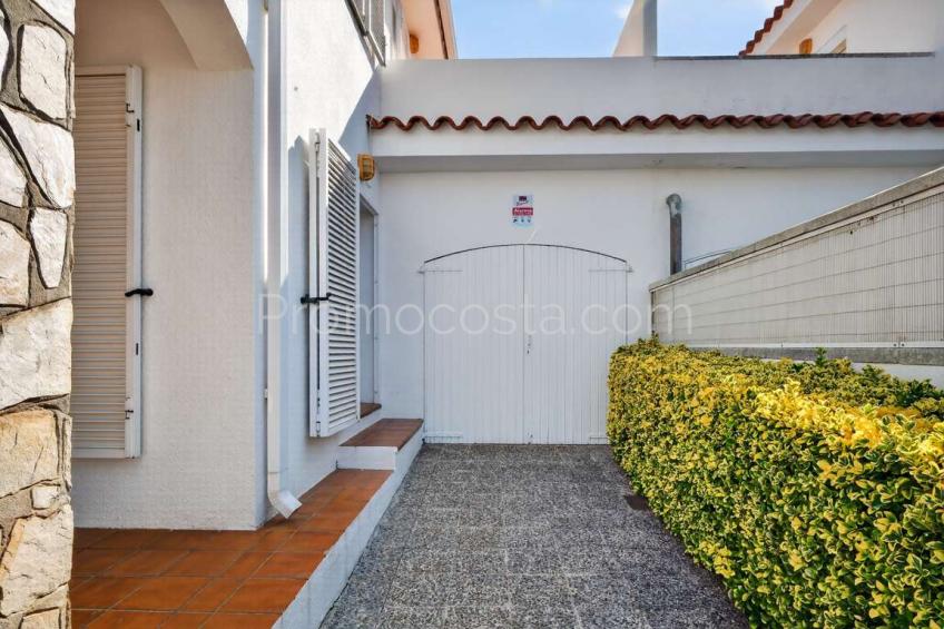 L'Escala, Casa adosada con garaje y piscina comunitaria