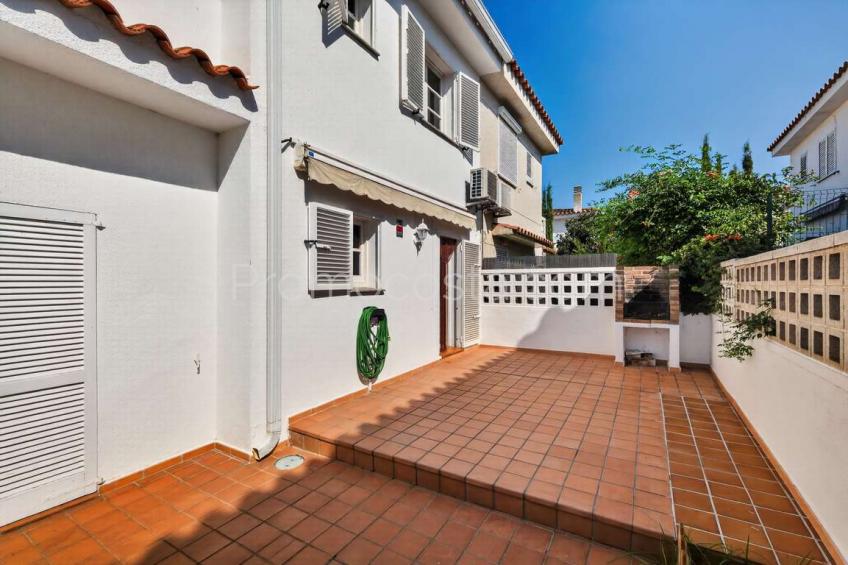 L'Escala, Casa adosada con garaje y piscina comunitaria