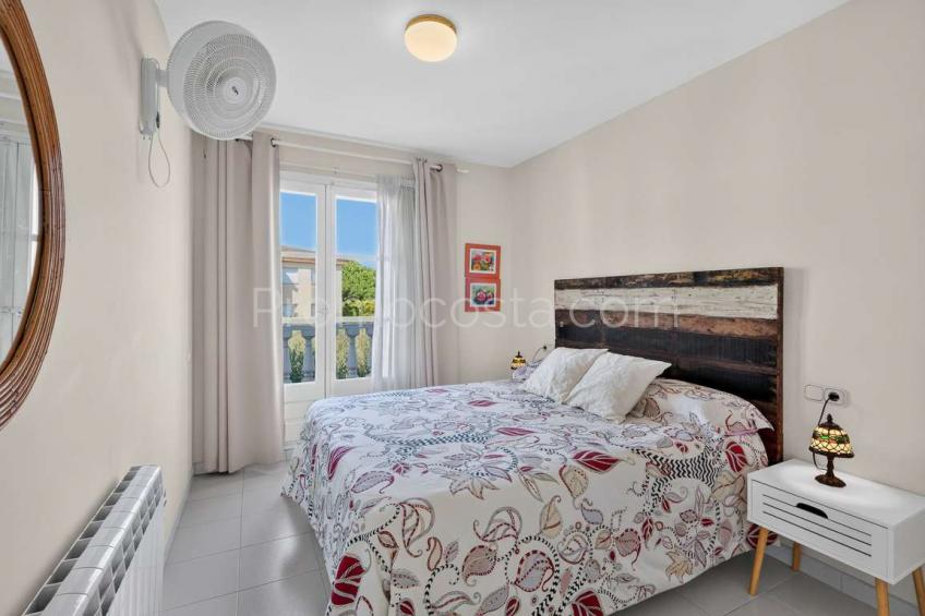 L'Escala, Casa adosada con garaje y piscina comunitaria