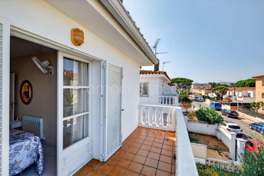 L'Escala, Casa adosada con garaje y piscina comunitaria