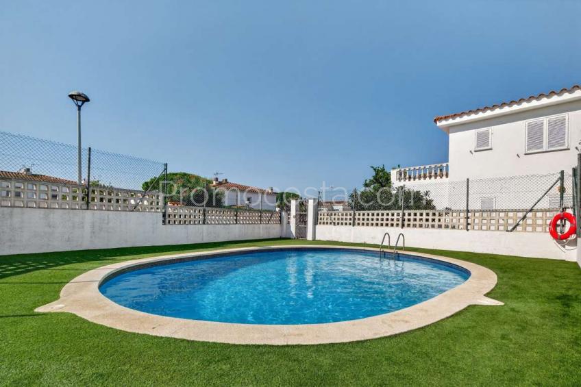 L'Escala, Casa adosada con garaje y piscina comunitaria