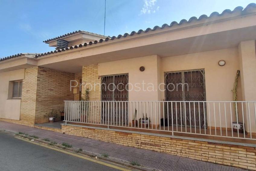 L'Escala, Casa situada a unos 1200m de las playas de Empuries