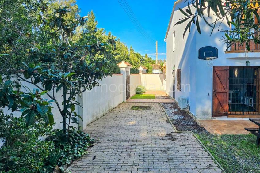 L'Escala, Casa amb piscina comunitària