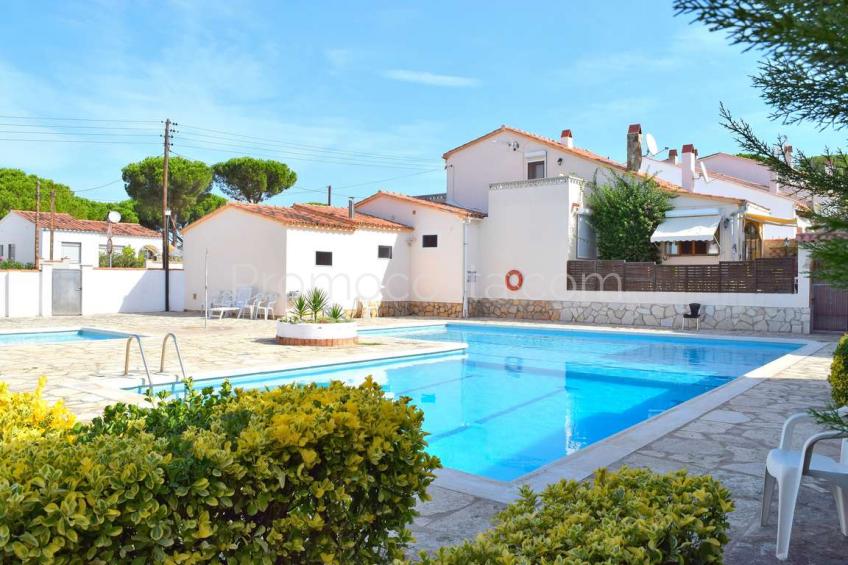 L'Escala, Casa amb piscina comunitària