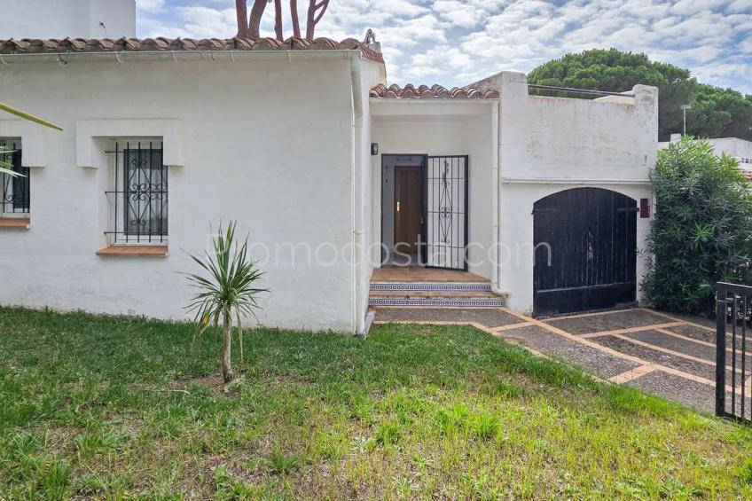 L'Escala, Casa de planta baja con licencia turística