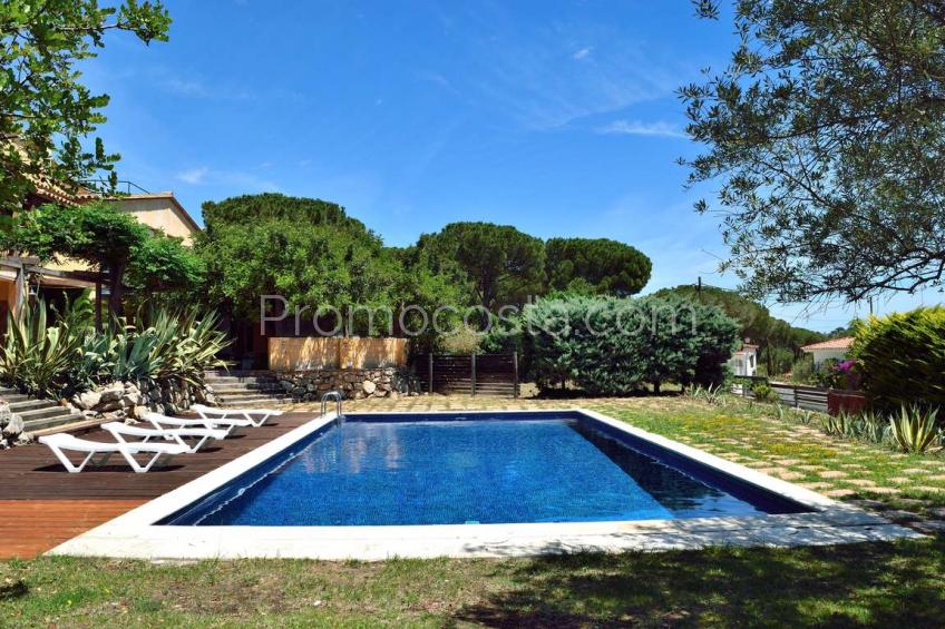L'Escala, Impresionante casa con piscina y vistas al mar
