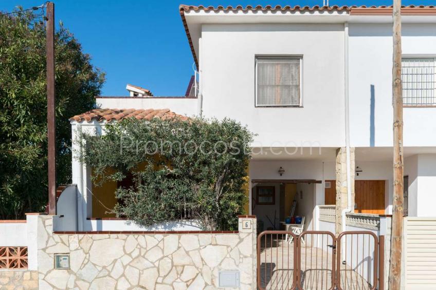 L Escala Pleasant House With Patio And Garage Very Close To The L Escala Pleasant House With Patio And Garage Very Close To The Beach