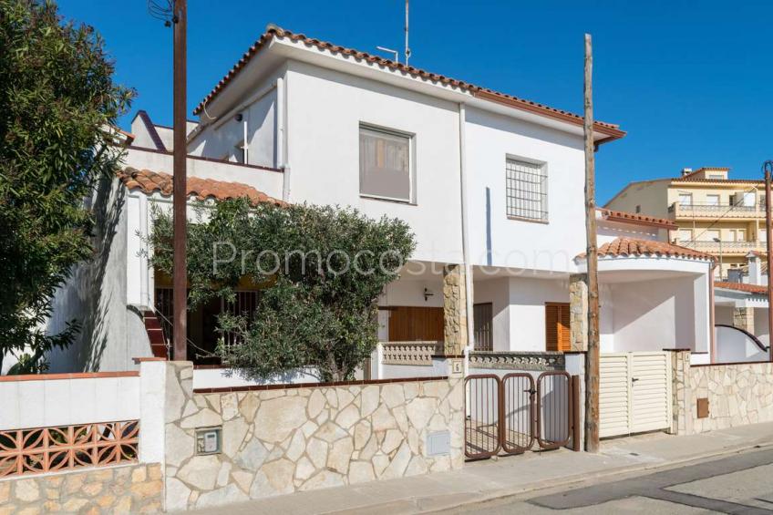 L Escala Pleasant House With Patio And Garage Very Close To The L Escala Pleasant House With Patio And Garage Very Close To The Beach