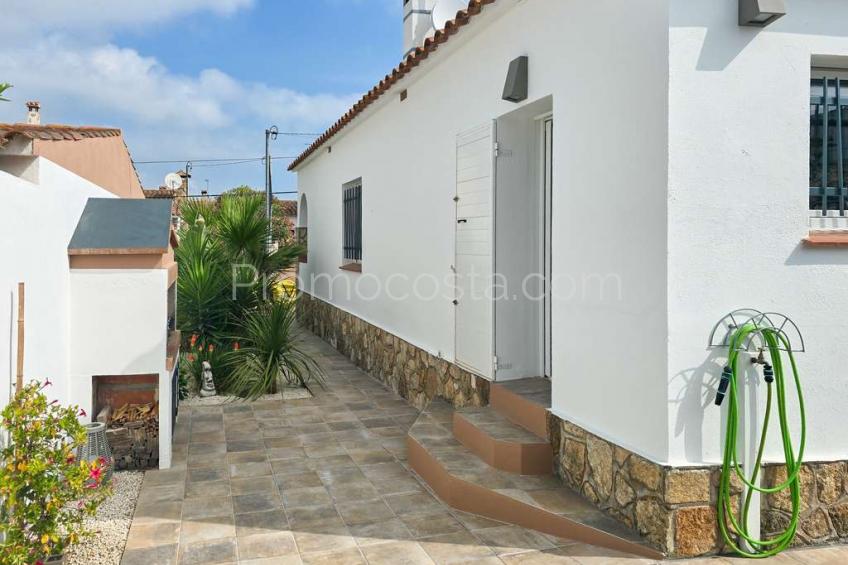 L'Escala, Casa impecable con jardín privado