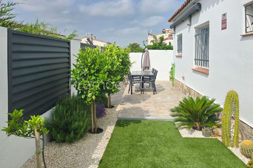 L'Escala, Casa impecable con jardín privado