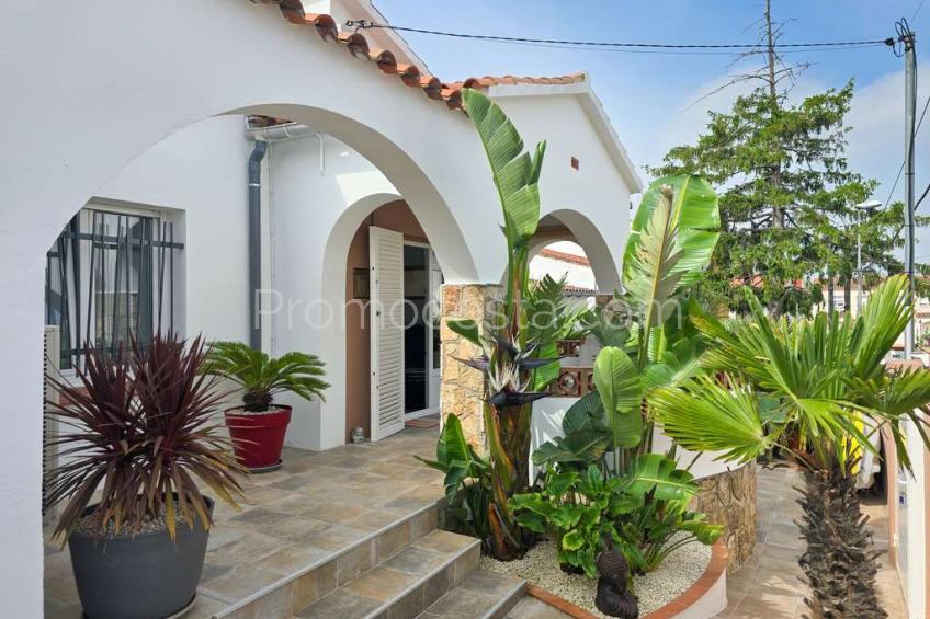 L'Escala, Casa impecable con jardín privado
