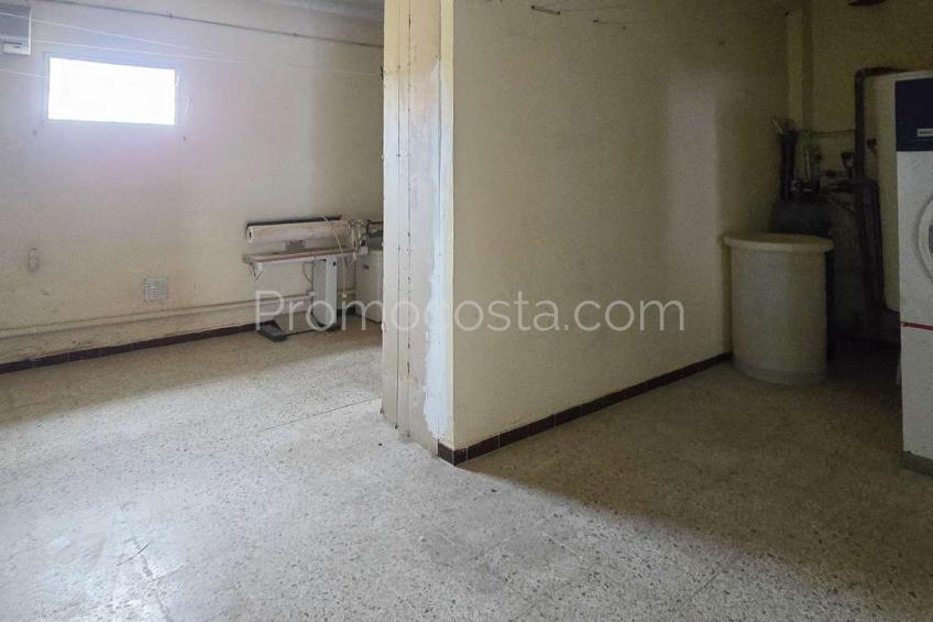 L'Escala, Local comercial situado a unos 50m de la playa de Riells