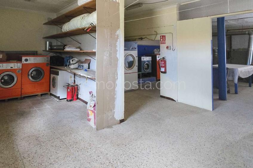 L'Escala, Local comercial situado a unos 50m de la playa de Riells