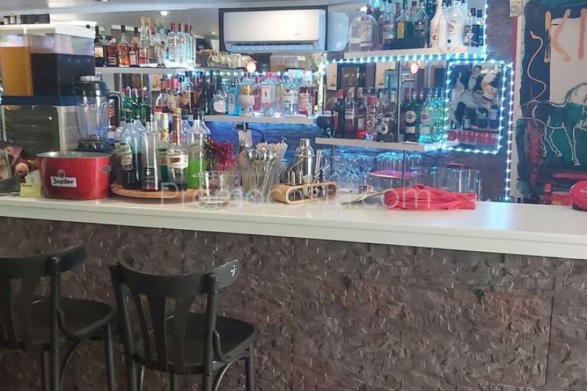L'Escala, Local comercial situado a escasos metros de la playa de Riells