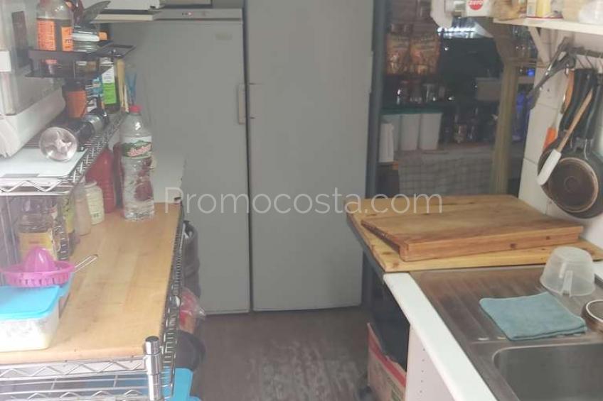 L'Escala, Local comercial situado a escasos metros de la playa de Riells